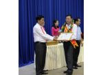 Chủ tịch tỉnh Long An ông Trần Văn Cần trao Cúp vàng Doanh nghiệp tiêu biểu xuất sắc năm 2016
